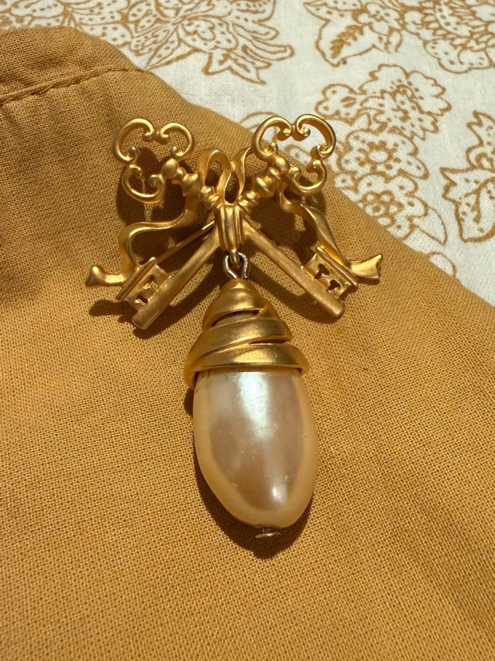 Karl Lagerfeld Crossed Keys Faux Baroque Pearl Drop Pin Brooch Vintage RARE